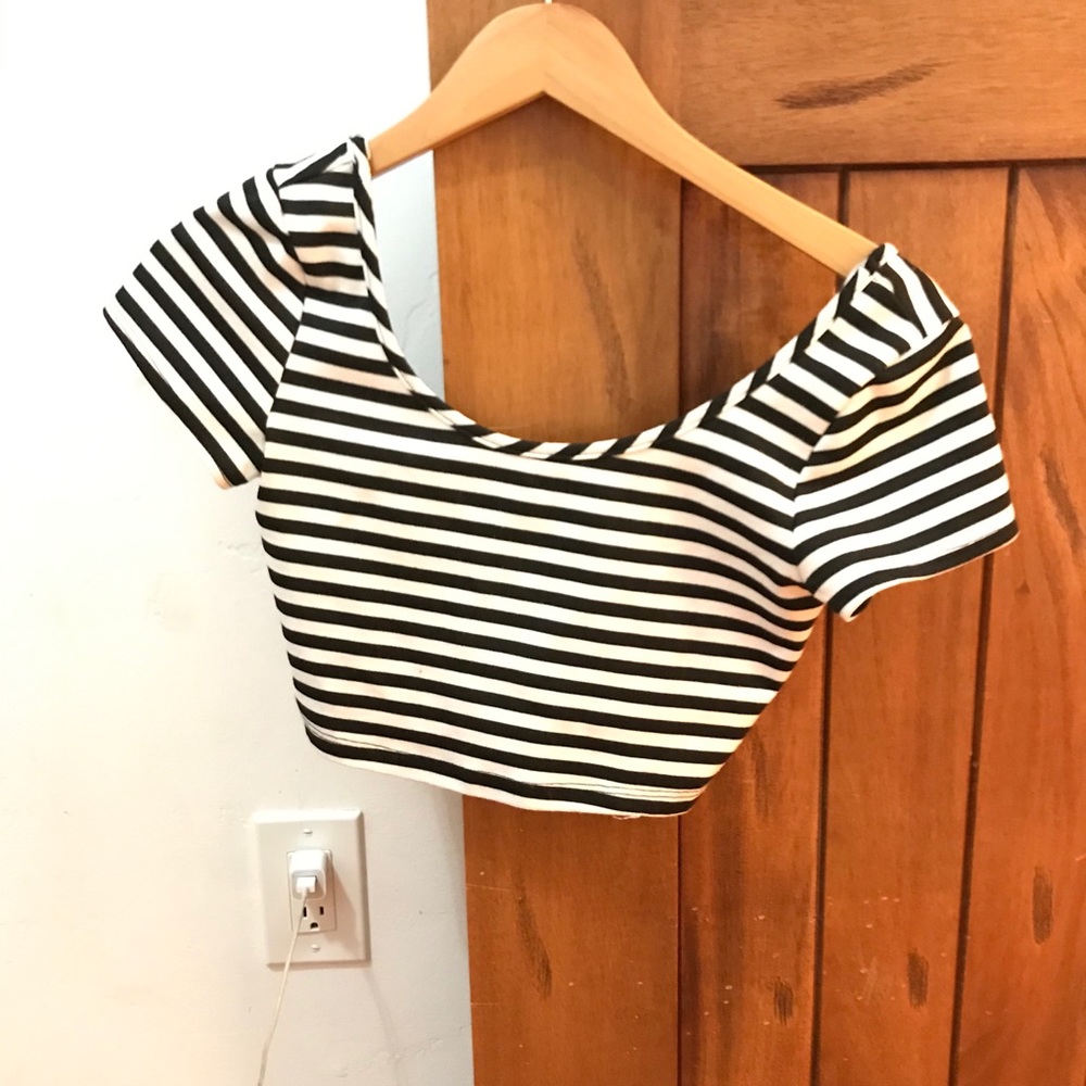Crop top black and white stripes